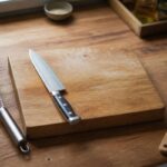 Ustensiles de cuisine essentiels disposés sur un plan de travail en bois